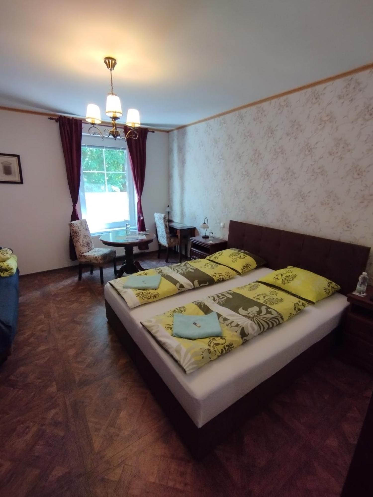 Bynovecky Zamecek Hotel Ngoại thất bức ảnh