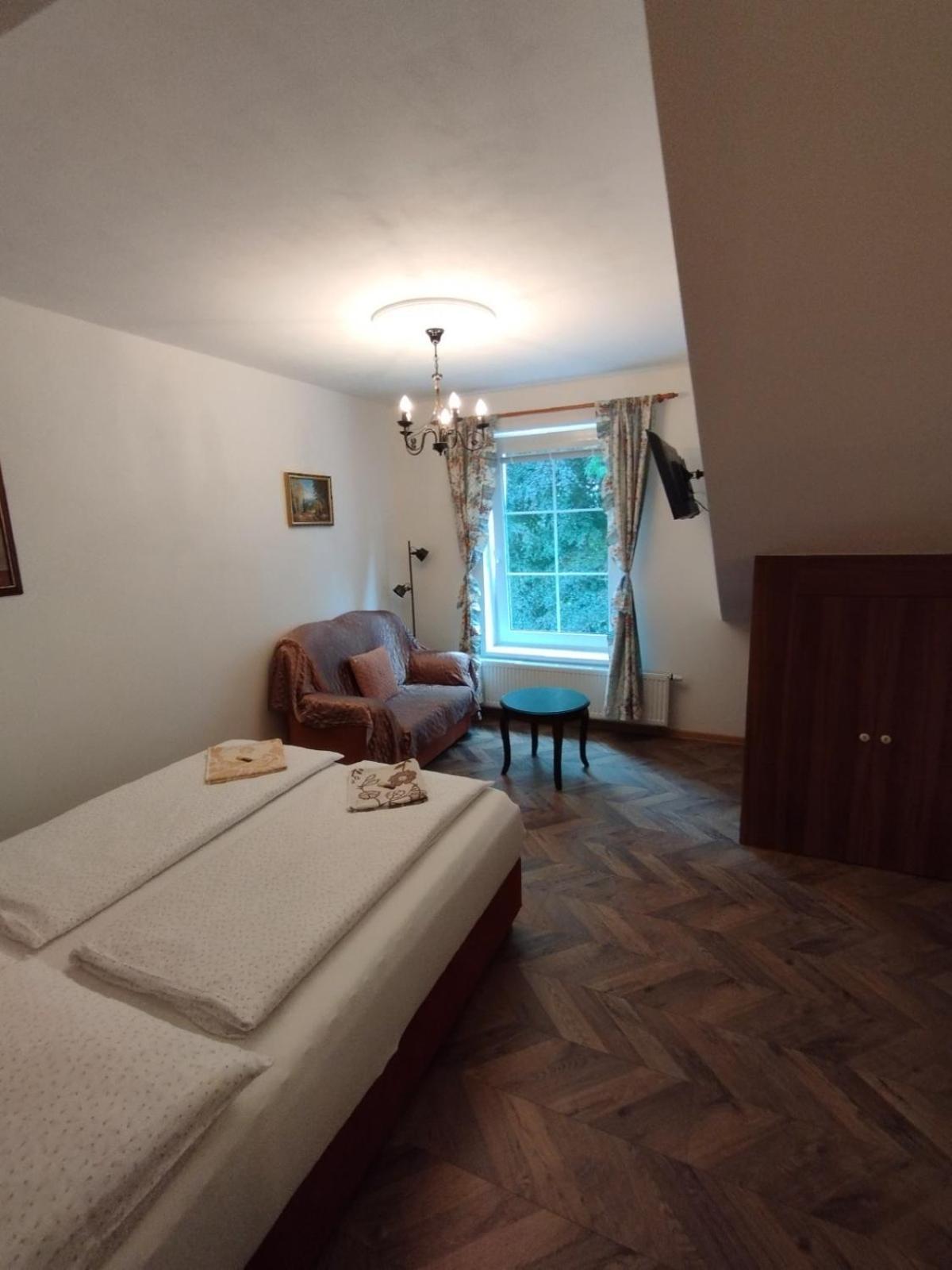 Bynovecky Zamecek Hotel Ngoại thất bức ảnh