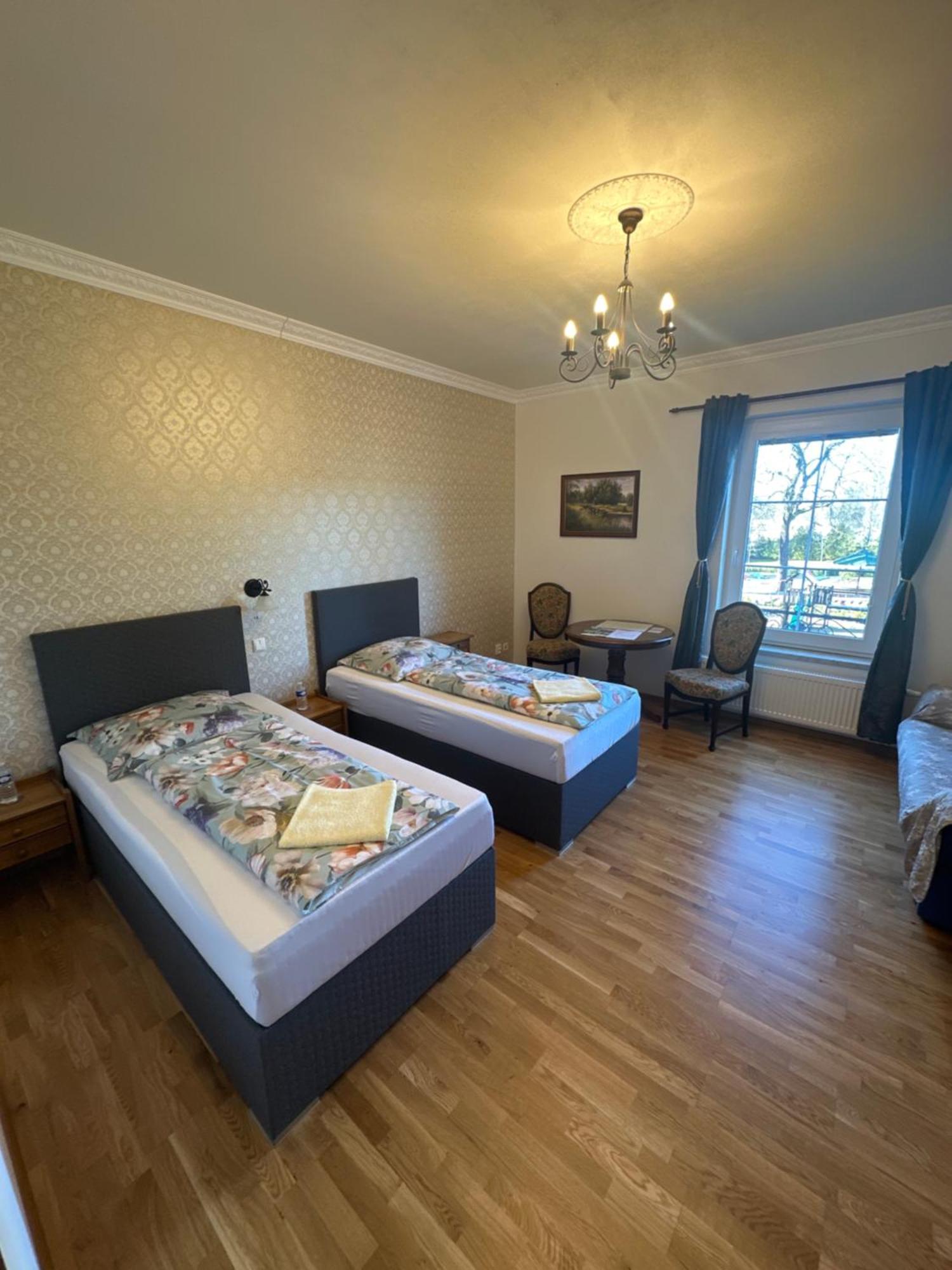 Bynovecky Zamecek Hotel Ngoại thất bức ảnh