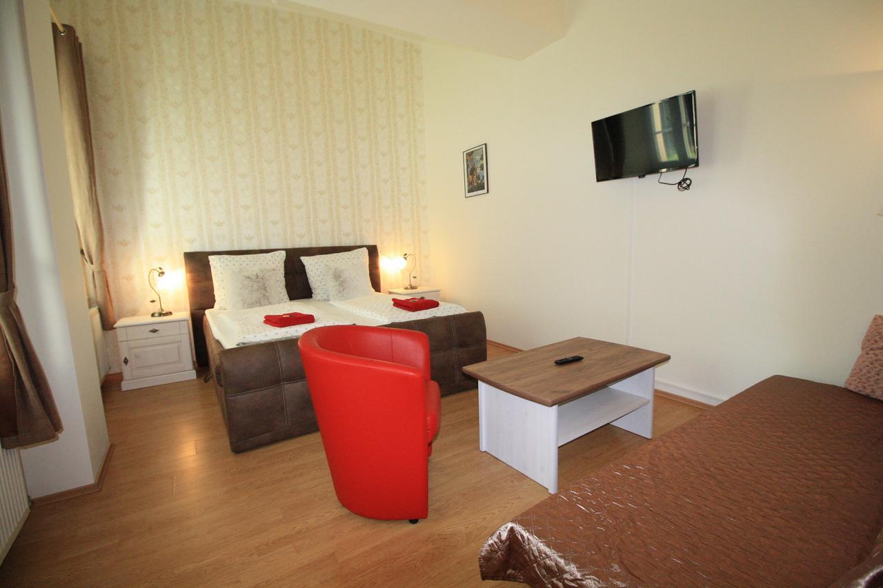 Bynovecky Zamecek Hotel Ngoại thất bức ảnh
